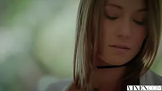Ragazza nuda sul divano ha festa delle donne hard mostrato il suo culo