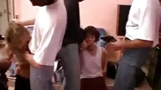 Giovane Boi guarda come il vicino di casa si masturba nel film porno di manuela arcuri cortile di casa