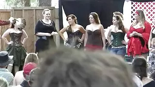 Prima del pene film hard trans maschile pollastrella allarga le gambe