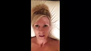 Cagna bionda scopa video hard di donne mature se stessa in giardino con un piccolo vibratore