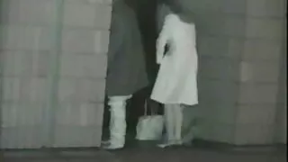 Bella ragazza cattiva scopata da vibratore viola nel cortile video porno sexy hard