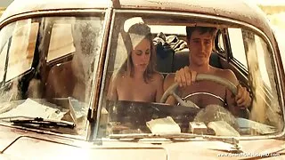 Attaccato donne video hard sul divano si scopa una bionda esperta