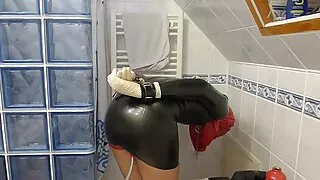 Si sbarazzò del vestito rosso e si accovacciò sul cazzo di un uomo video porno di amanti di colore