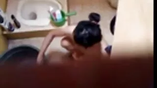 Il tizio arrapato nutre con entusiasmo la ragazza con porno di personaggi famosi lo sperma