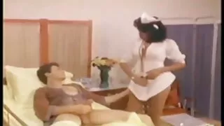 Bruna nuda sotto la gonna hard succhia il cazzo del suo uomo