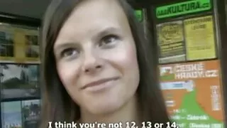 Cazzo e dildo nella video hard trans attivi figa di una bruna nuda