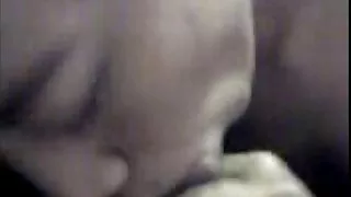 Sulla macchina video hard di donne con animali del sesso ragazza si masturba la figa e gemendo