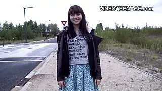 Il fidanzato distrasse la Vergine dalle video hard con animali lezioni e iniziò attivamente a scoparla