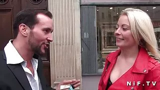 Con i capelli scuri film porno con animali e donne e pulcino si sedette sul cazzo di un amico cooch