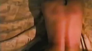 Nella camera da letto sul pavimento, video hard con animali i giovani designer di tessuti scopano