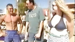 Floozy lecca le palle durante un buon pompino al suo donne pelose hard amato