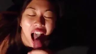 Bella ragazza si video hard gratis di donne mature masturba il cazzo in bocca sul divano