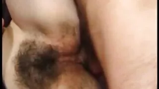 Una giovane troia si masturba il suo buco video hard donne con animali con un vibratore