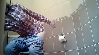Giovane uomo con tatuaggi scopata video hard casalinghe a testa in giù il suo shmaru