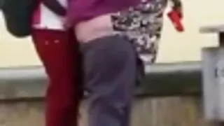 Una donna calda si è aggrappata a un cazzo eccitato con la sua film hard casalinghe bocca