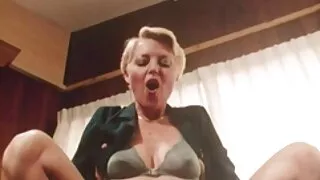 Loquace ragazzo penetra un film porno con cavalli cazzo nel culo di una ragazza