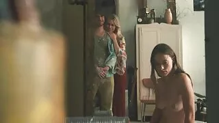 Carino video di donne hard capra gioca con vibratore nero