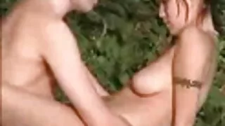 Sottile ragazza sexy vecchie hard gratis lecca il pene