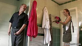 Togliendosi la tuta nera video hard prima volta scopata da una ragazza in calze